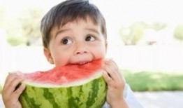 过量吃瓜容易腹痛腹泻吗 带你去吃瓜瓜哥视频,过量吃瓜引发腹痛腹泻？瓜哥带你揭秘真相